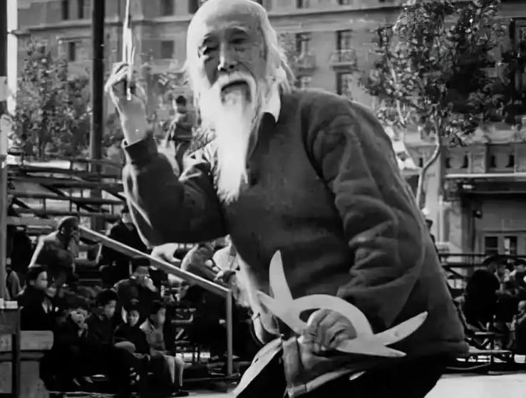 1942年，武术大师李尧臣遭出卖，落到日军手中，日本高手武田西想要与其比试一番，