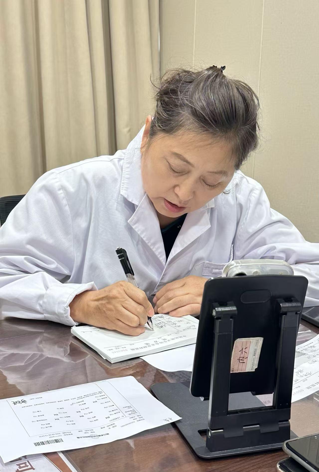 大家好，我是宋金玲，一名专注脾胃的中医。
行医四十余载，见过无数患者，心里常有一
