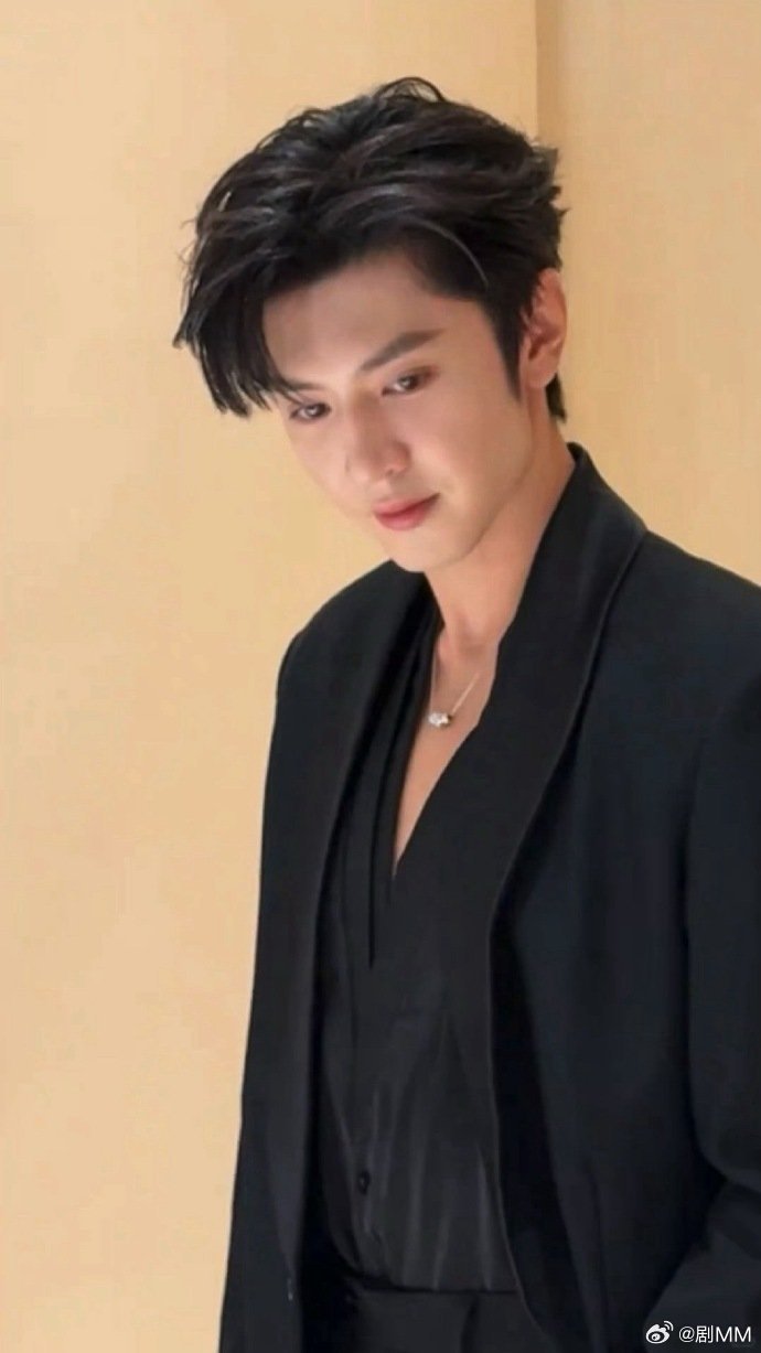 陈哲远线下深v造型 陈哲远西装深v内搭，真的绝了！ 陈哲远西装深v内搭