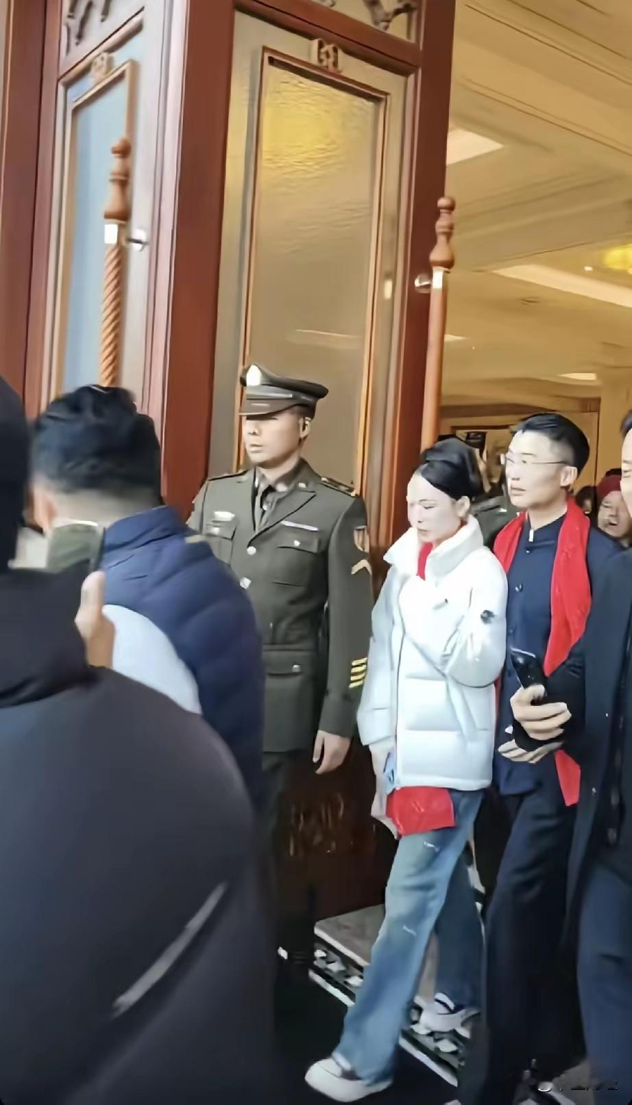 野百合亦有春天！
今日刷了刷手机，有关郭有才的网络报道可谓铺天盖地！
一位草根歌