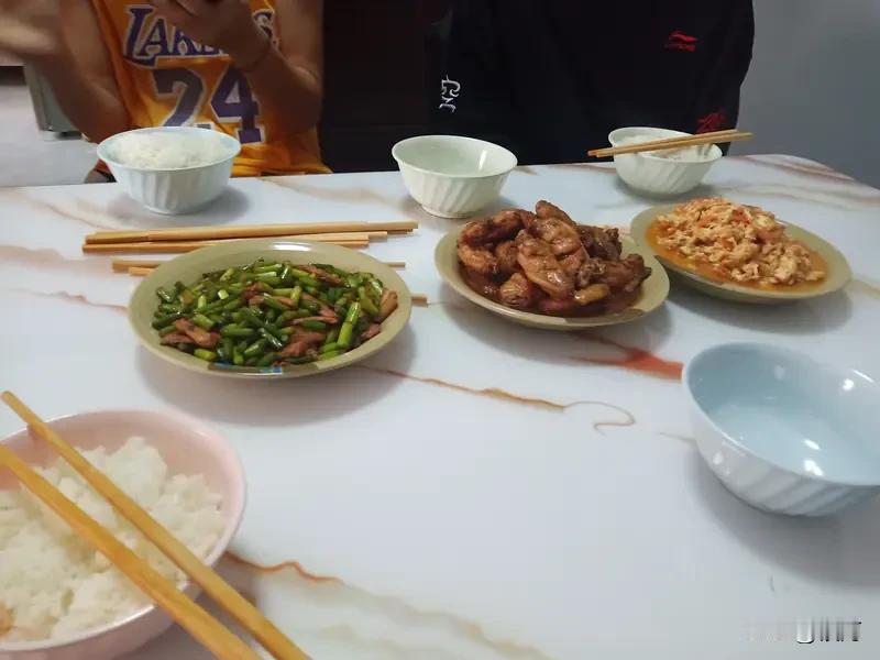 空手去朋友家吃饭,你觉得好吗? 空手去朋友家吃饭不太好。著名学者费孝通在《乡土中