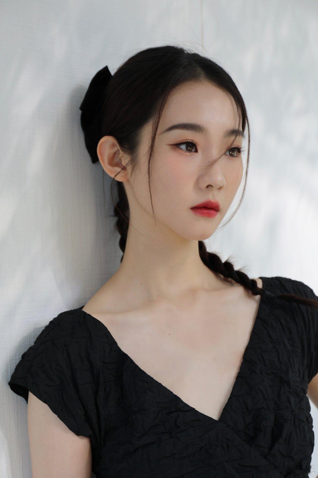 #硬糖少女303##张艺凡# 今日份糖妹新鲜物料张艺凡品牌活动新定妆照一组从曝光