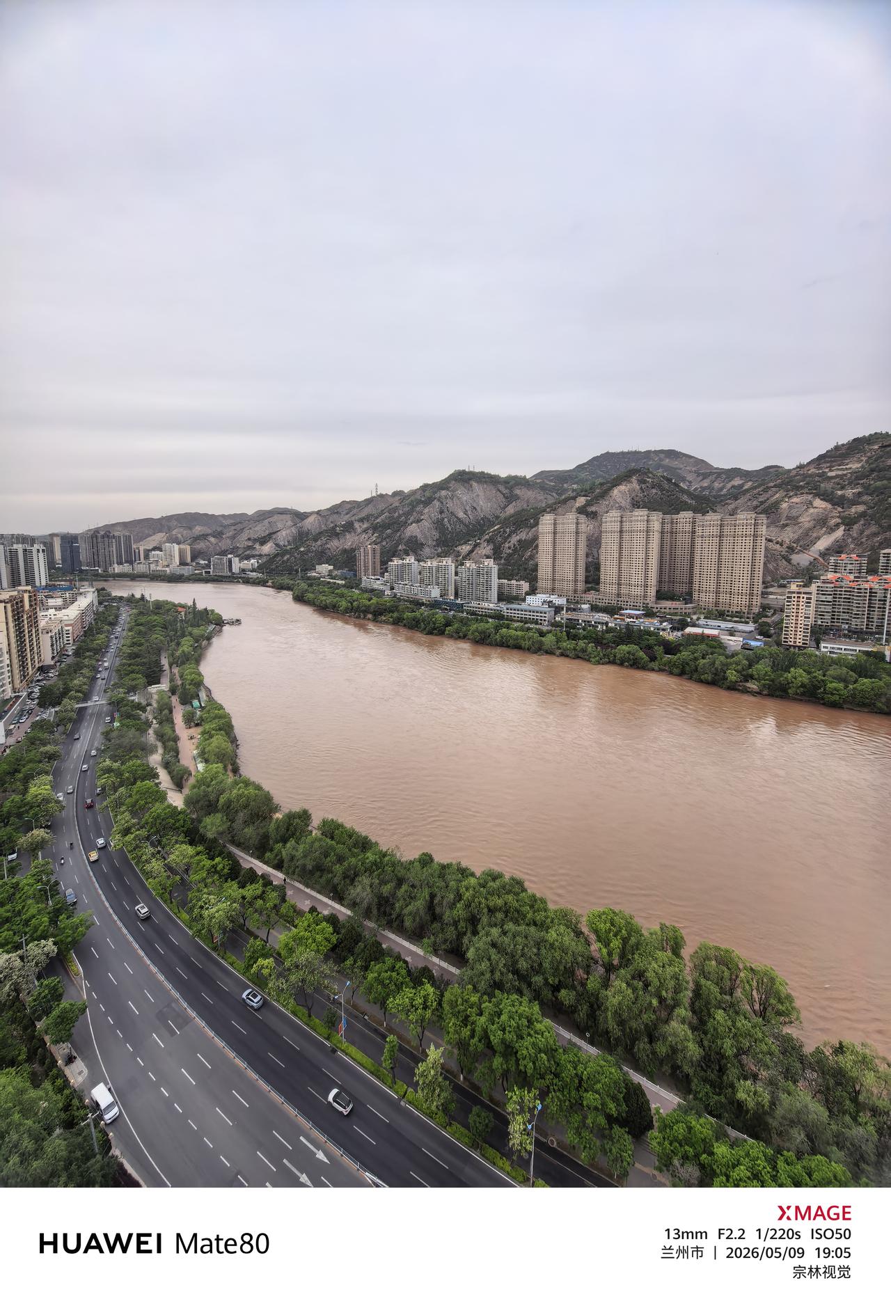 暮色漫过兰州的岸，黄河裹着一身泥金，缓缓向东流去。晚风吹皱河面，也吹散了白日的喧