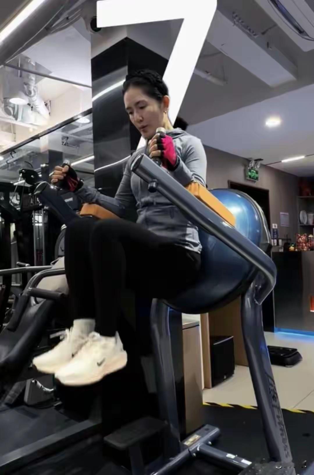 连明星当妈后，身材都恢复不了从前，那普通人当妈后恢复身材得多难？

张杰谢娜同台