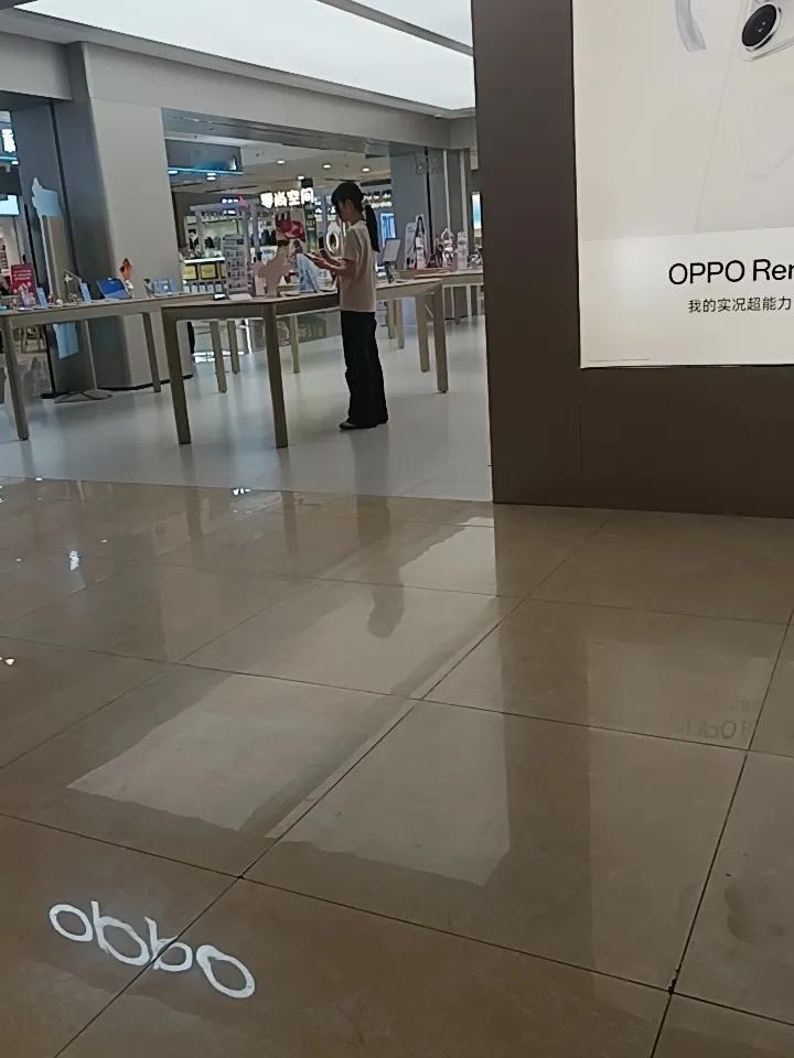 不敢相信吗？现在早上还有人在工作。
毕竟现在是端午节