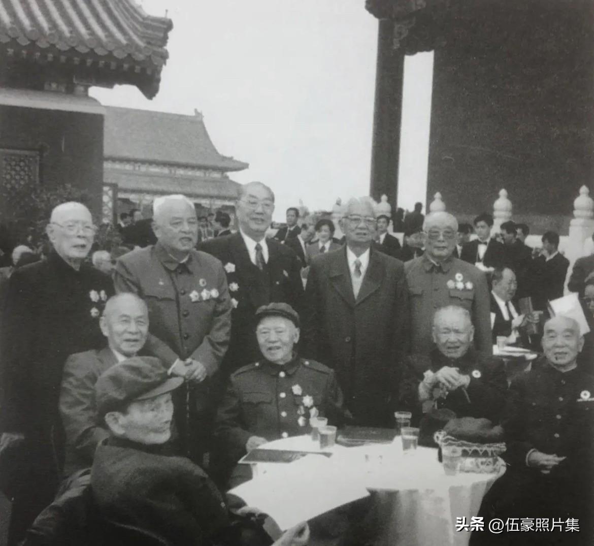 1999年10月1日，开国老将军在天安门城楼欢度国庆50周年，前排左起裴周玉、蔡