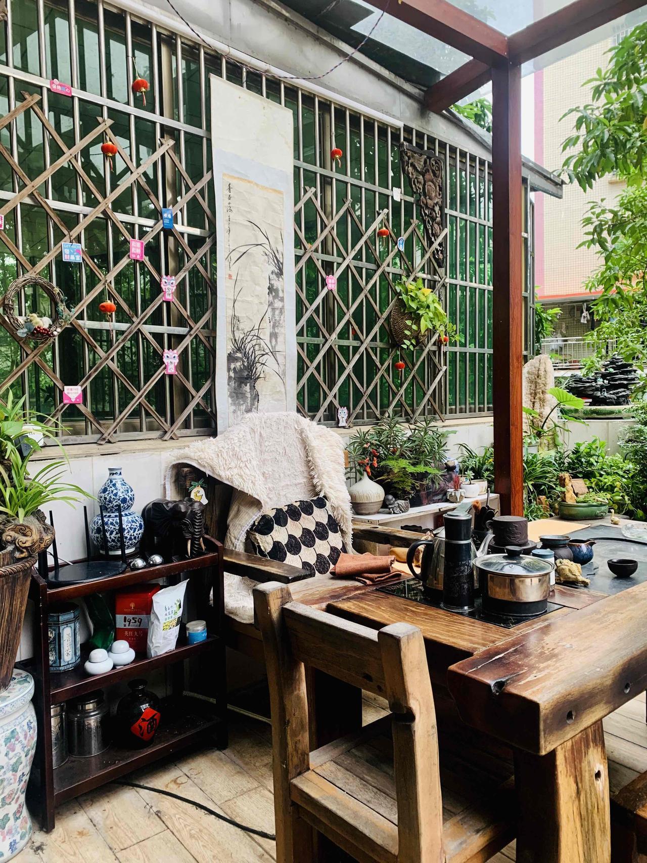 清水的诗

《老伴》

世上有很多的白

浅白、灰白、黑白

都不及你头上的白