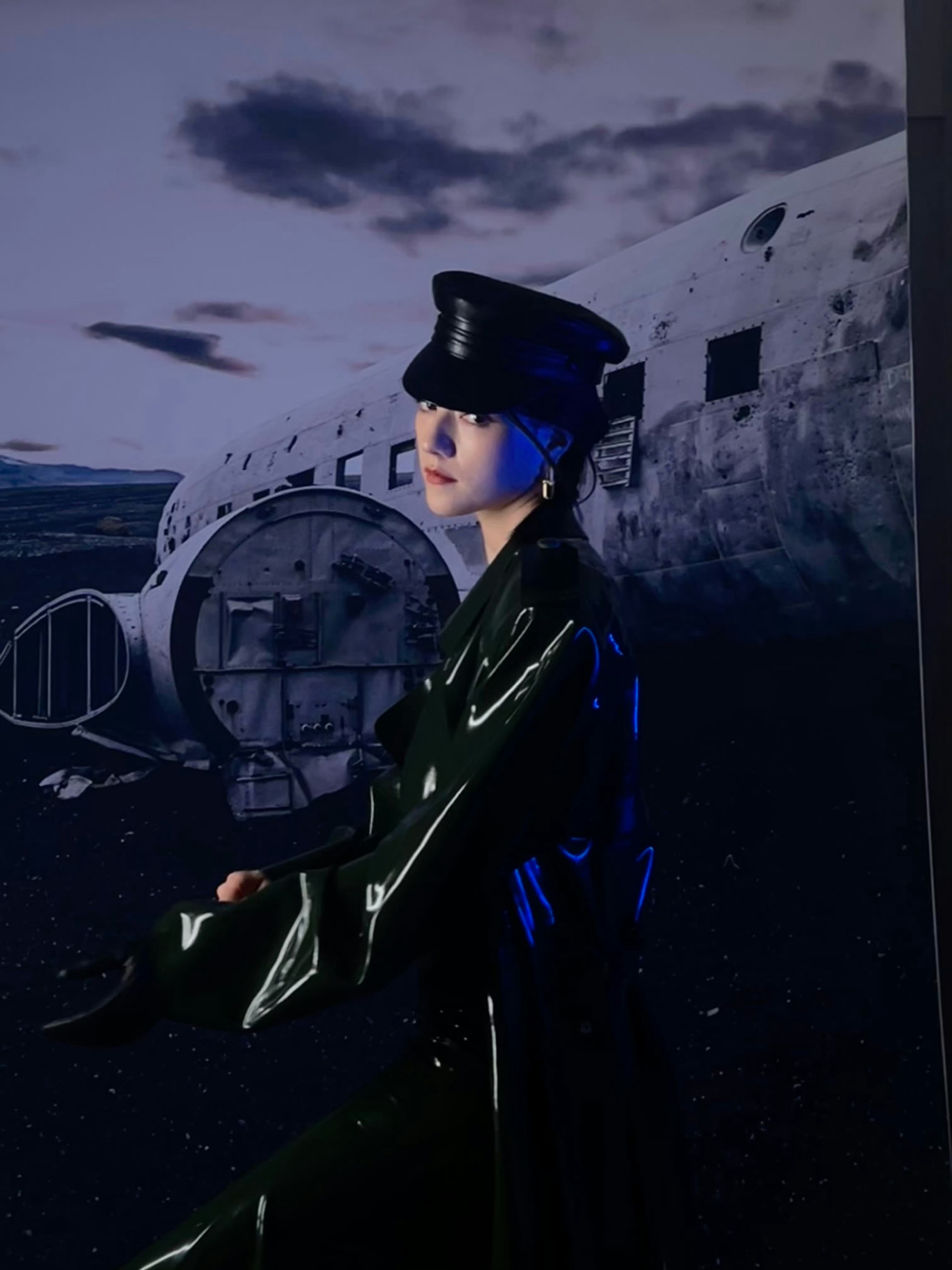 娜然红毯暗黑风：胶衣搜查官。娜然