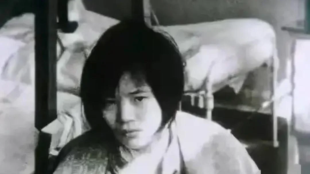 这张照片现存于美国国家档案馆，说明上写到：日本士兵在南京一个小茅棚里将...