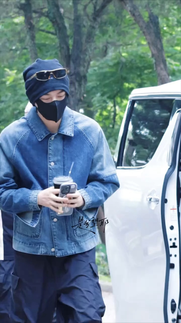 丁禹兮司宫令上班路透，冷帽+牛仔，超酷的boy！（cr.logo）丁禹兮为高考静
