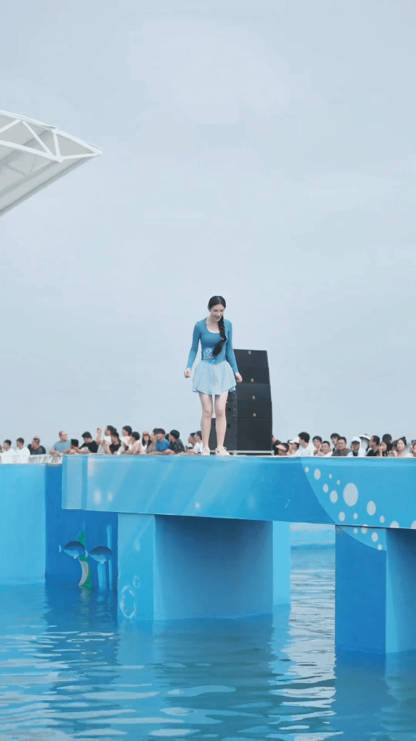 美女摔跤都摔得这么可爱[笑哭]