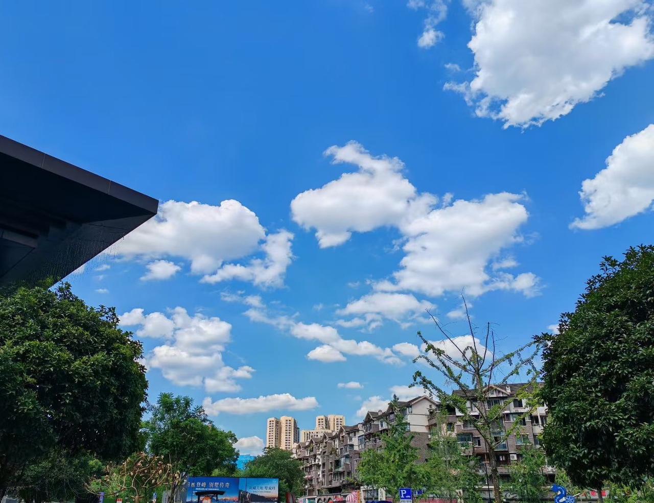 可以分享一张你拍摄的天空美照吗？这几年重庆的天空格外蓝，云朵也特别白，天空仿佛变