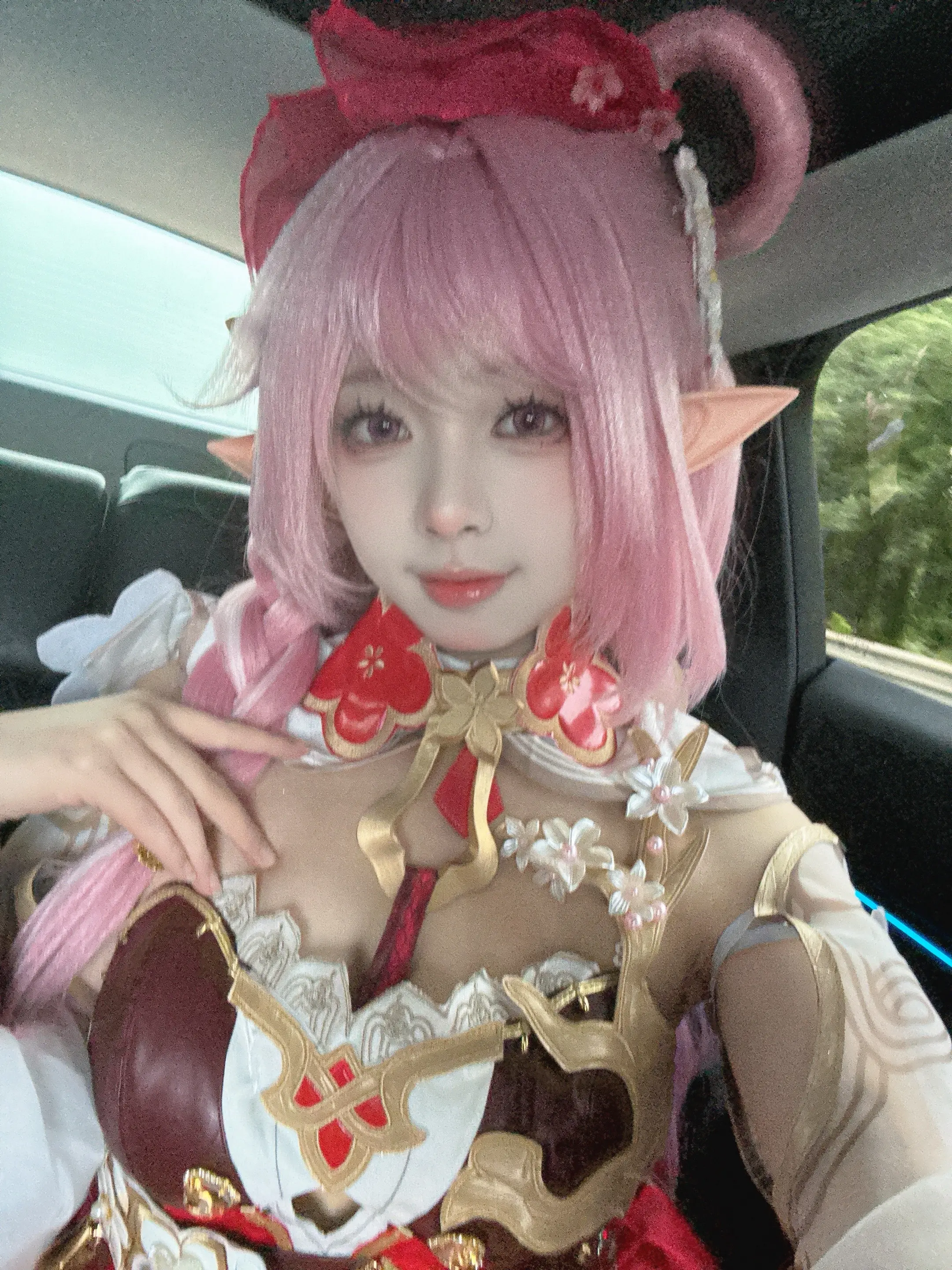 在去cp31路上啦，今天是爱莉春桃。在路上自拍好抖！！！全都拍糊了！