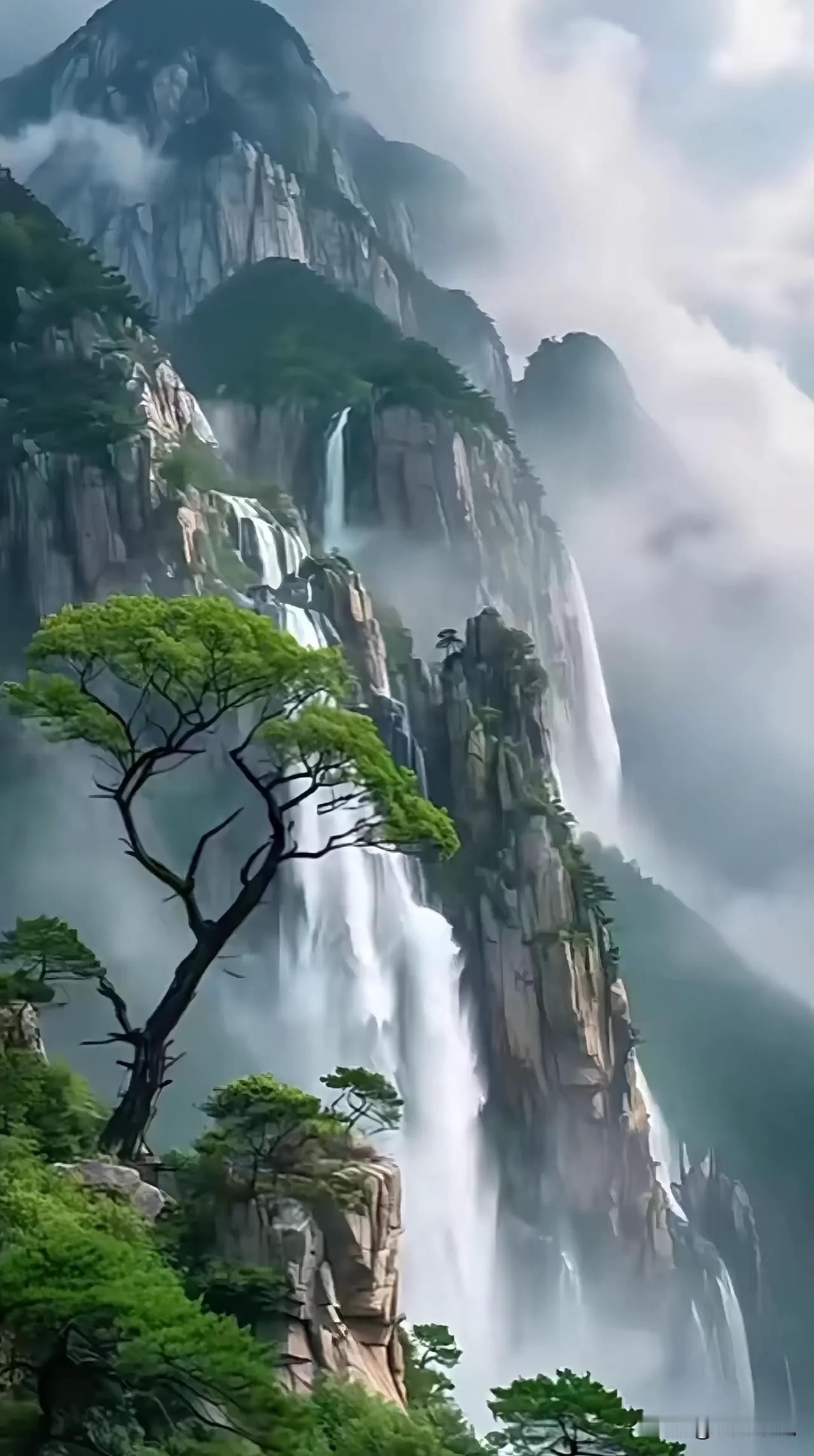 云雾缭绕中的壮观瀑布，大自然的鬼斧神工！🌊🍃