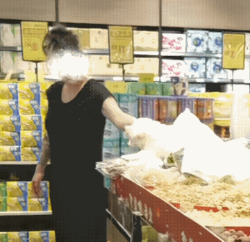 这是人干的事么！
一女子带狗逛超市，并将狗放在食品柜上。切不说超市一般不让带宠物