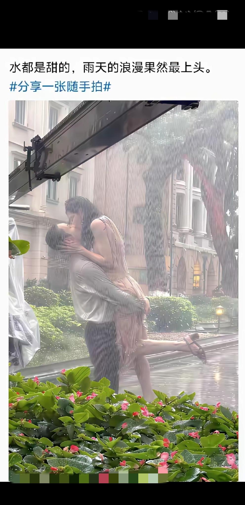 [玫瑰]激情[玫瑰]
心中燃火无畏雨，
眸里有你即寰球。
初恋久别重逢日，
……