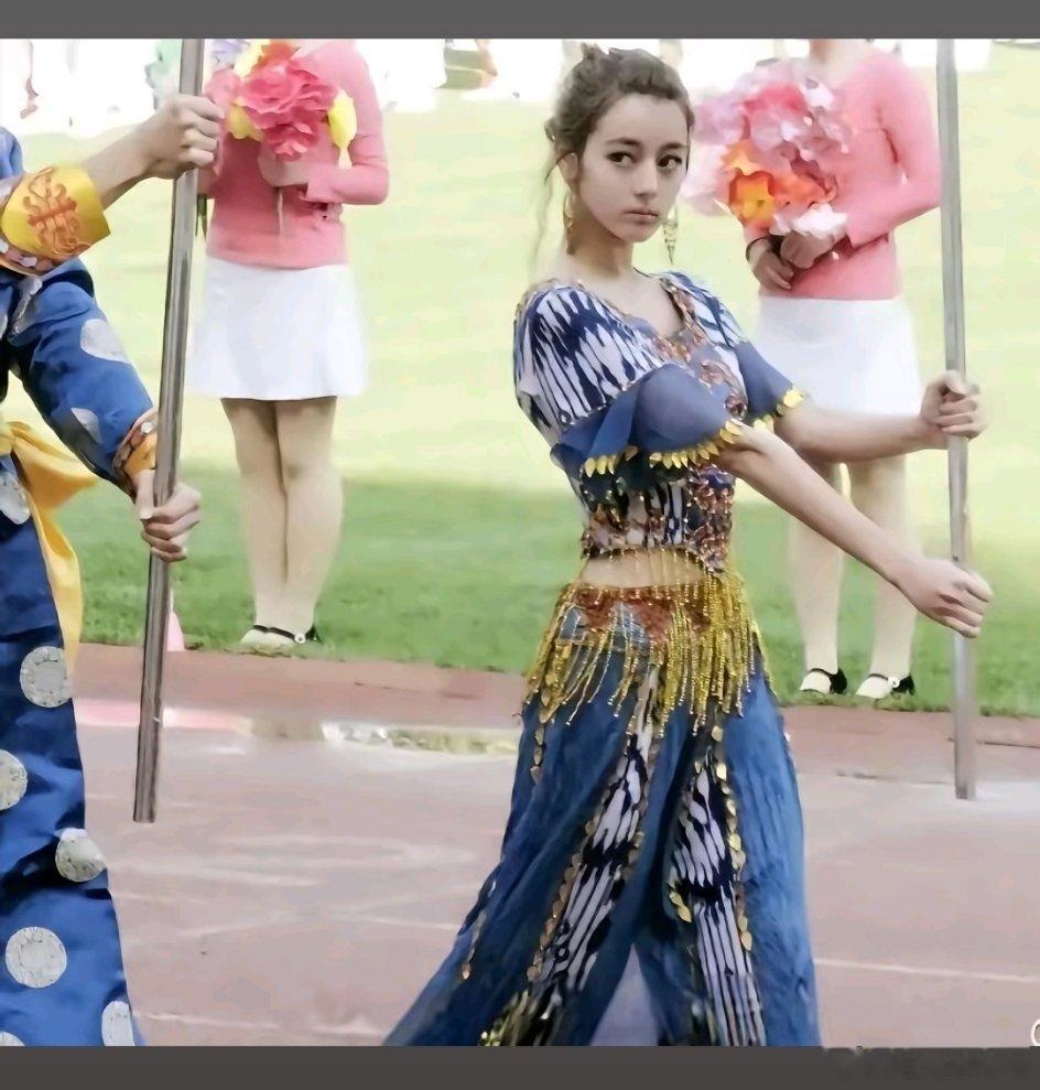 原来热巴少女时期身材比例就已经这么优越了，羡慕啊