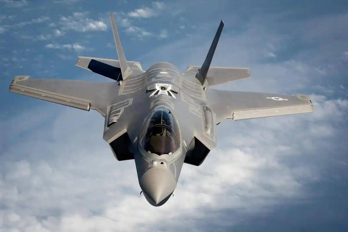 美军的F-35，从冲绳起飞，20分钟就能抵达中国沿海，但中国的东风-17，从发射