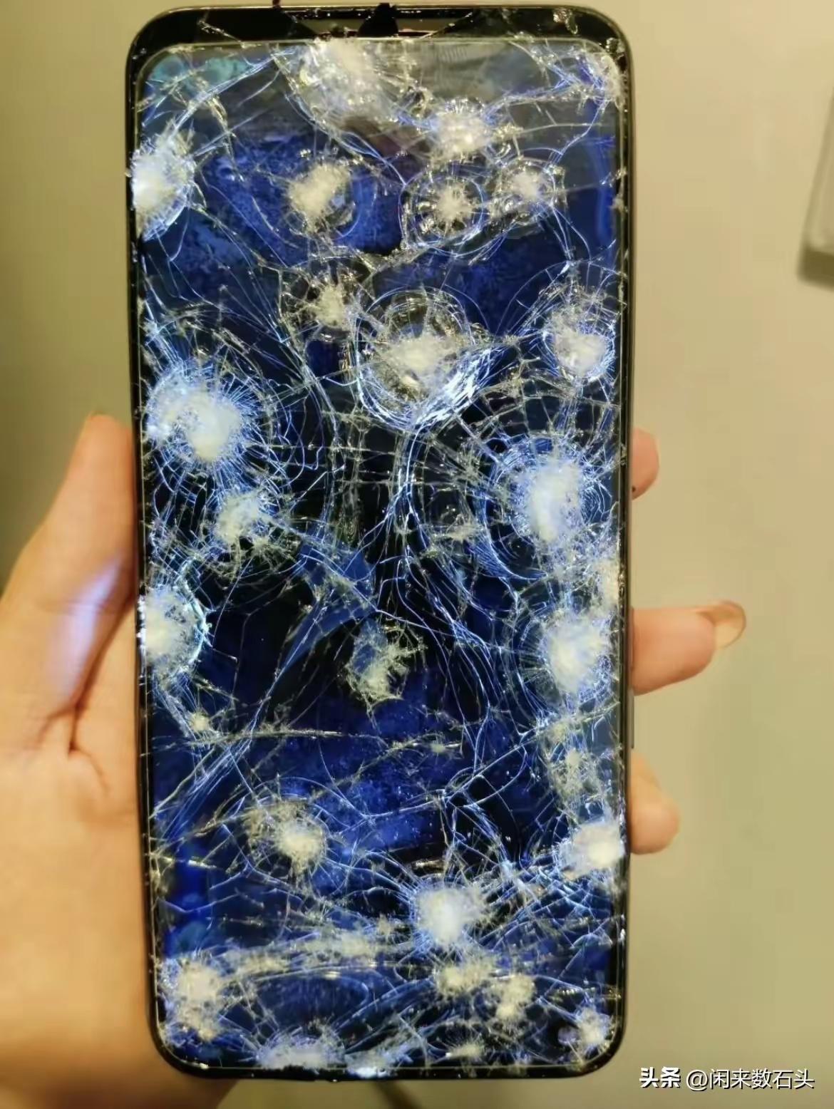 终于高考完了，表姐用锤子把大侄子的手机凿了个稀碎。我说表姐你生这么大气干啥，孩子