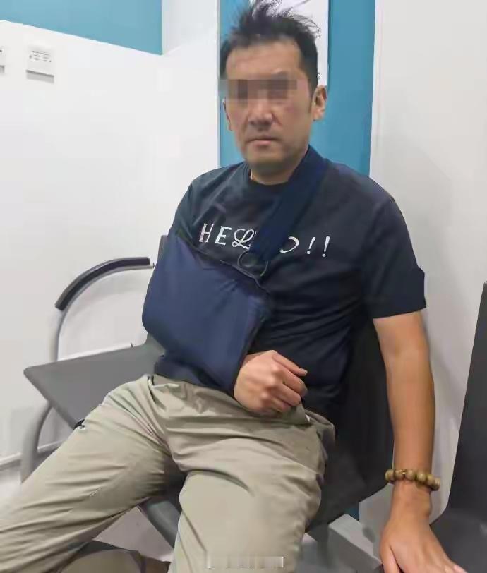 近日，一位在某平台有约500万粉丝的博主Kj称，他在伦敦街头直播时，3名年轻人上