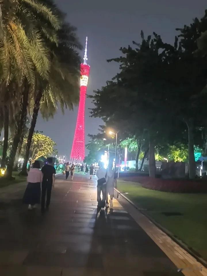 没工作的日子，就爱到花城汇广场晃悠。这里人来人往，热闹非凡，仿佛能把我的烦闷暂时