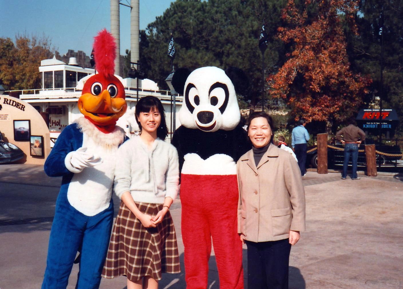 这张老照片拍摄于1983年，29岁的王安忆和她母亲茹志鹃的和合影。当时母女两人同...