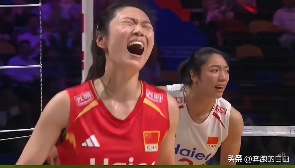 中国女排对阵美国队的比赛，第一局中国队15：25输掉比赛。中国女排今天首发二传是