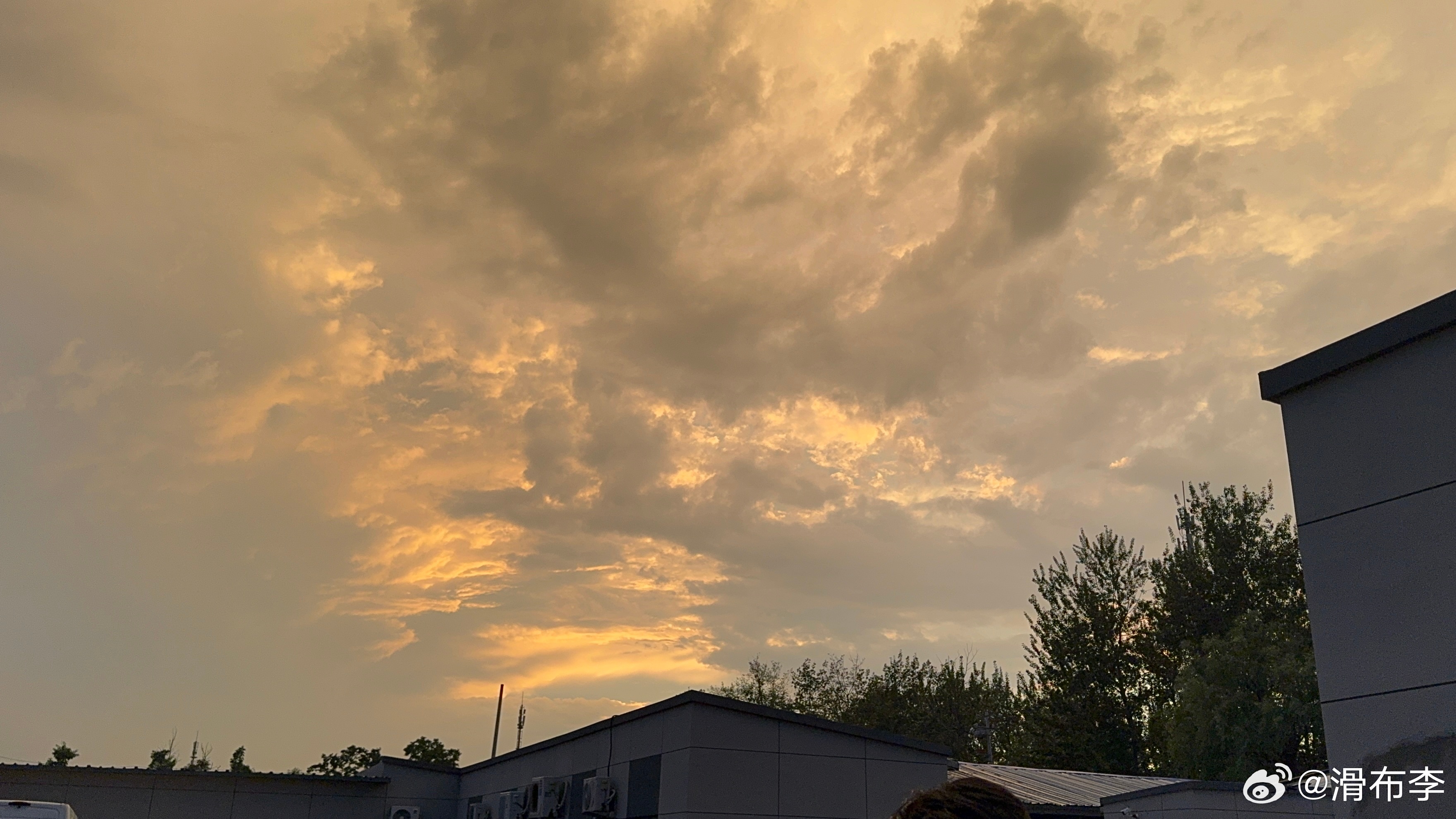 北京这场雨带来的黄金落日让我想到GTASA的同款色调刚夸了两句有下开了北京大雨 