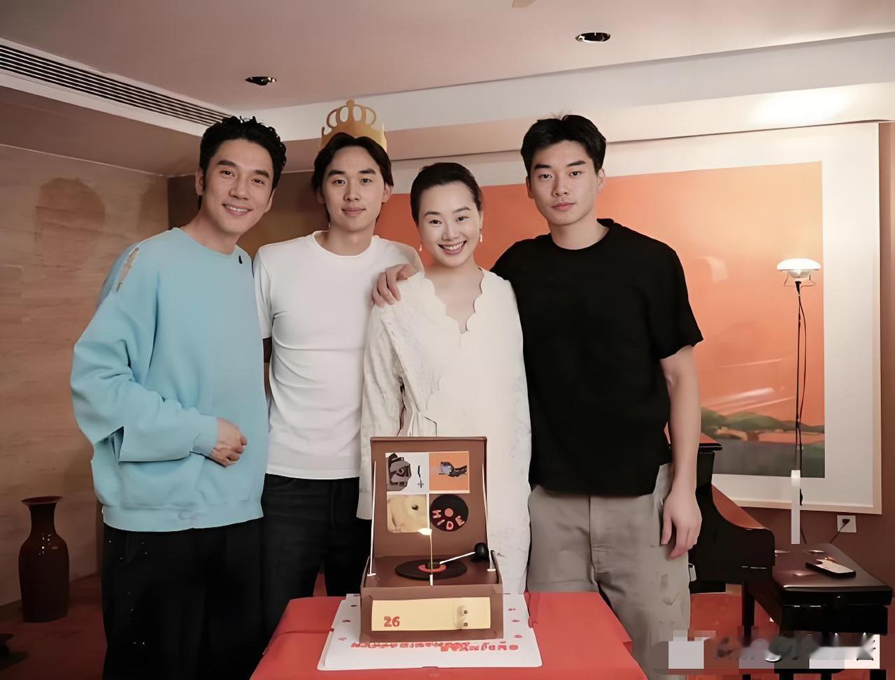 林依轮，引发热议。

8月26日，56岁的林依轮，冲上热搜，26岁的大儿子，直接