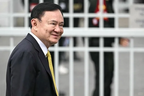 泰国前总理他信被判重新服刑1年，已被带走