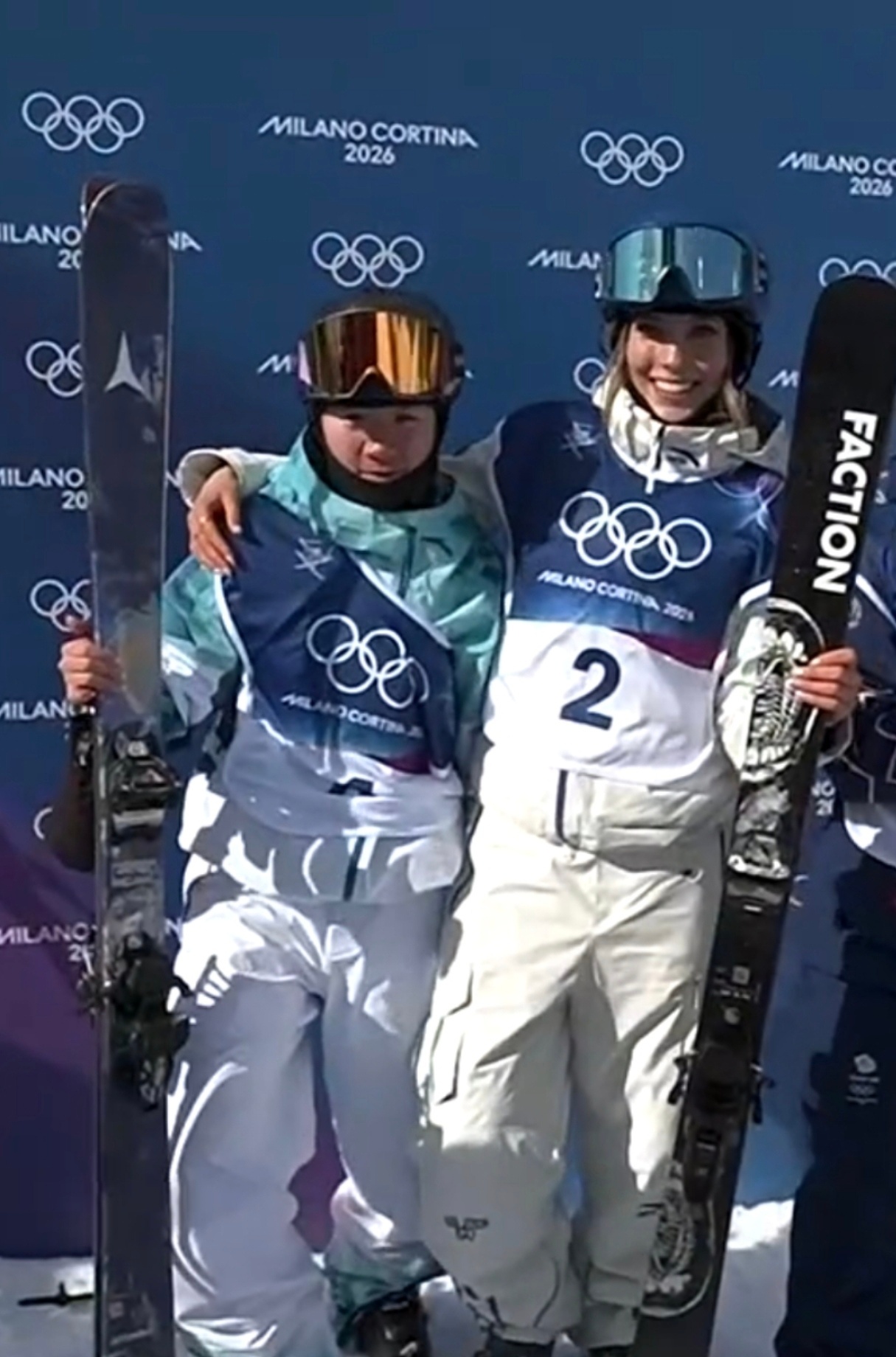 谷爱凌李方慧拥抱金银包揽，完美收官。主持人：中国女人不是天生要强，我们是天生就很