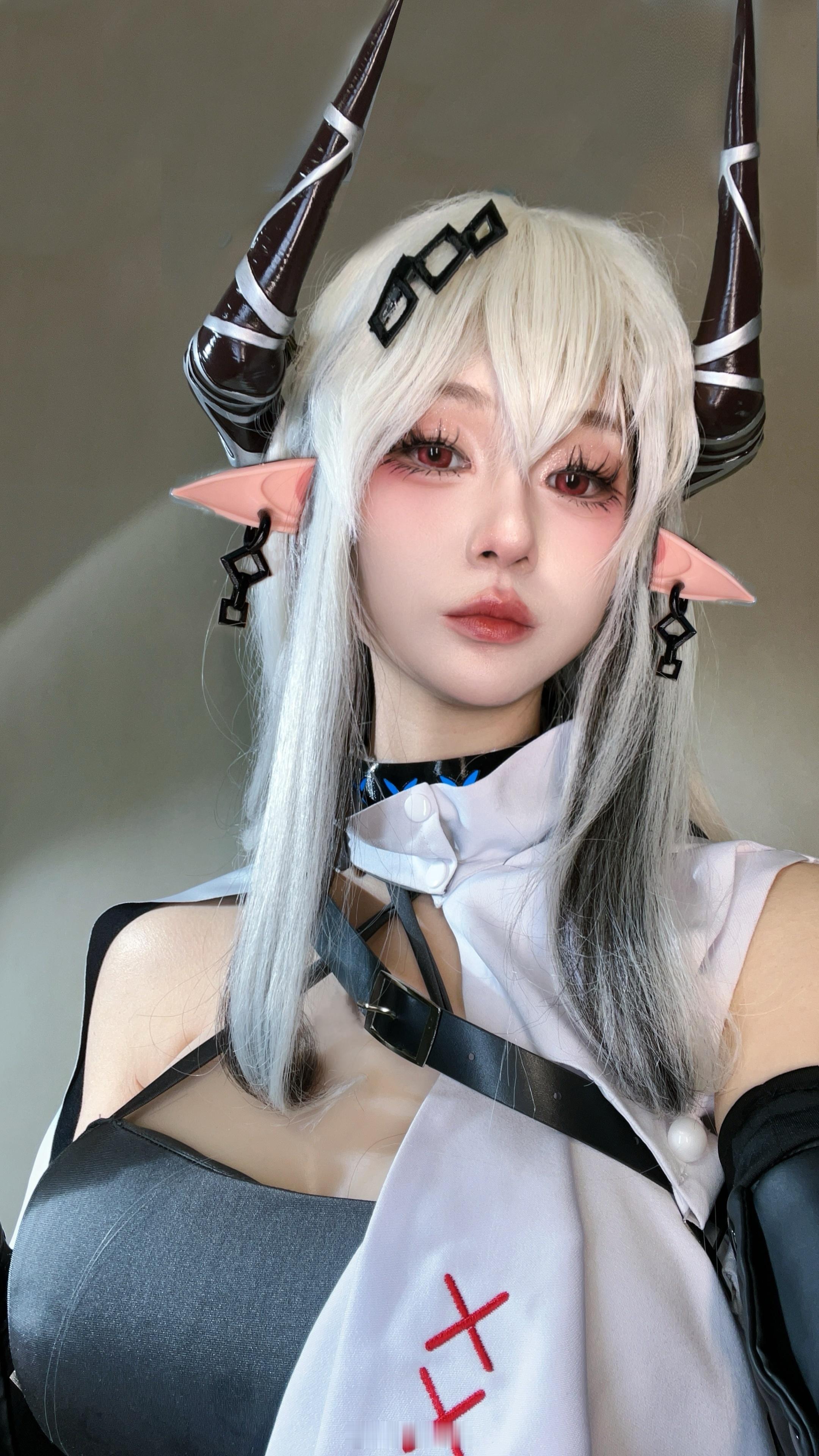 明日方舟[超话] 🪨🔨🪨【沃土磐石，站起来吧！】🪨🔨🪨泥岩·砺瓦 （
