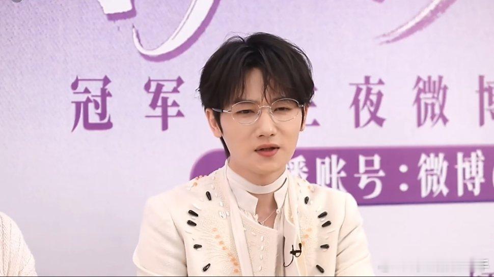 蒋敦豪 表面冷静其实慌得一批蒋敦豪在声鸣远扬探班直播坦白，舞台灯亮前超紧张，表面