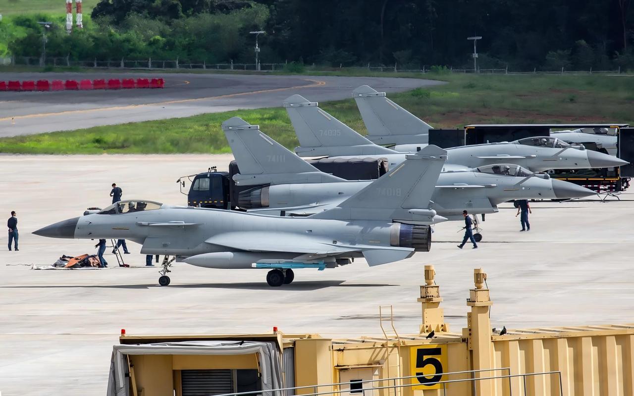 [呲牙] “出名要趁早”啊——歼-10C 歼击机挂载 PL-10 格斗弹和 PL