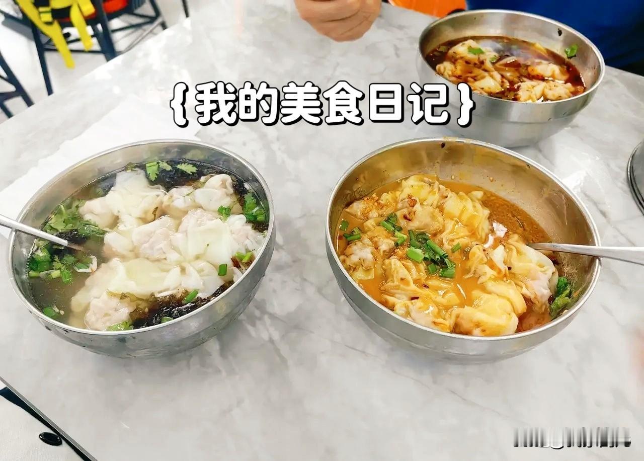 记录生活点滴[微风][微风]
暮色染老街，巷口馄饨摊的灯火最勾人。铁锅沸起白汽，