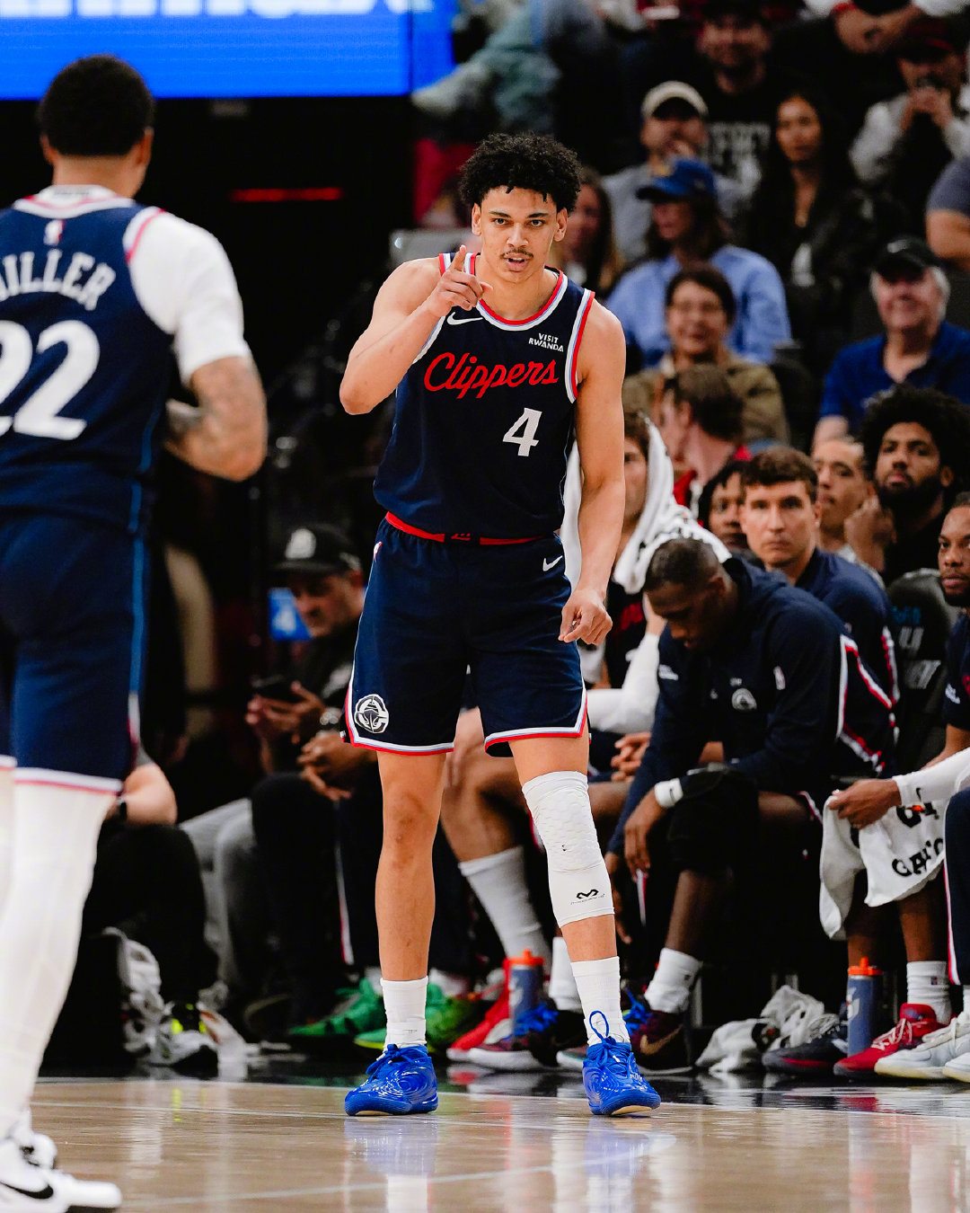 上半场结束，快船61比53领先勇士！勇士vs快船 NBA附加赛