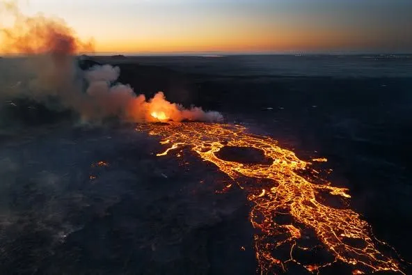 美图欣赏——火山爆发 - 大自然的狂野之舞