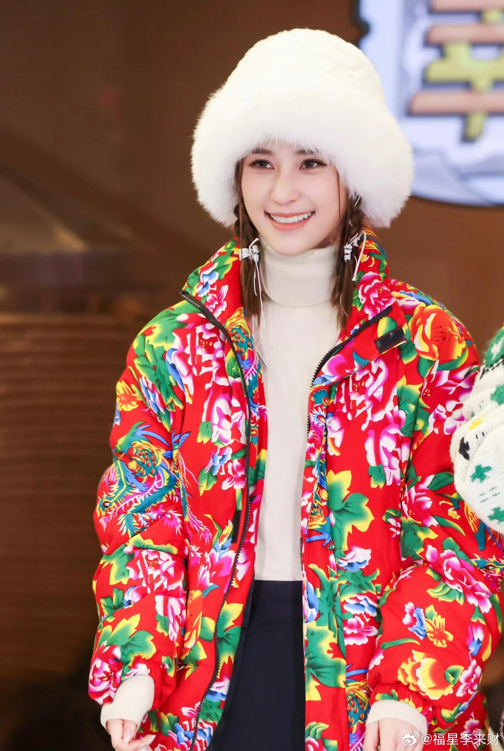 何超莲愚人节复仇摇何超莲cha复仇摇“复仇摇”这三个字，本身就带着一股飒劲儿。何