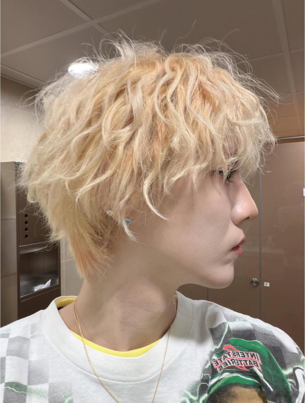 鹿晗ins更新 他真的好喜欢晒自己的侧颜啊[泪奔][泪奔]各种发色分侧颜照都有鹿