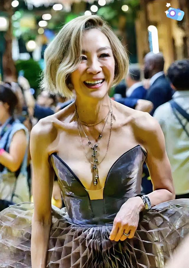 现在我最看不懂的人

就是杨紫琼了，

63岁状态好到让人失语

谁信这是63岁