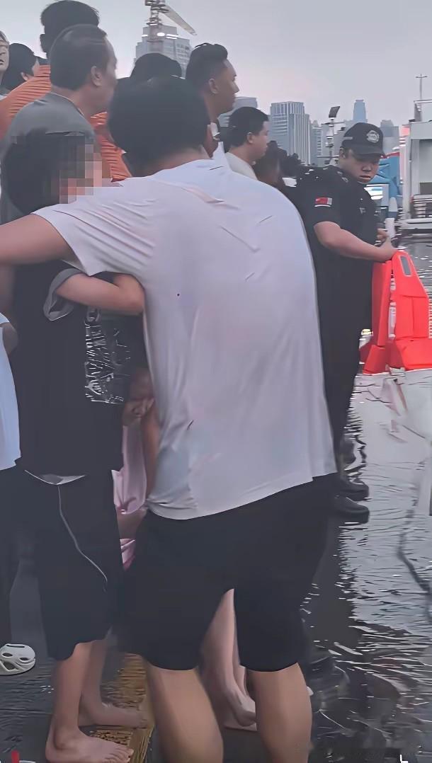 太痛心了[流泪][流泪][流泪]
瞬间失去两位至亲
这位父亲以后该怎么活啊
野外