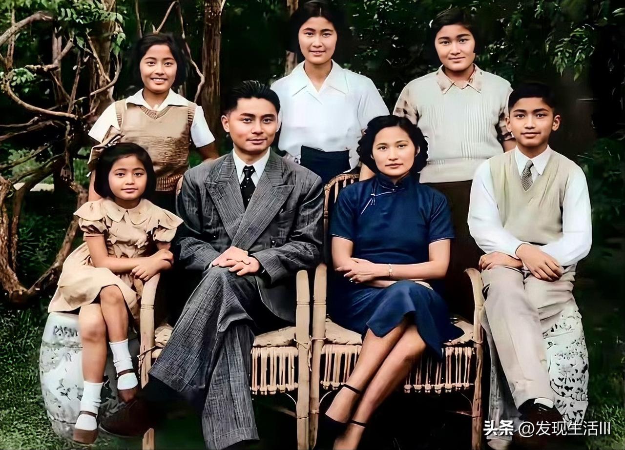 1948年的上海，32岁的荣毅仁与妻子杨鉴清，以及他们的五个子女的合照。画面里荣