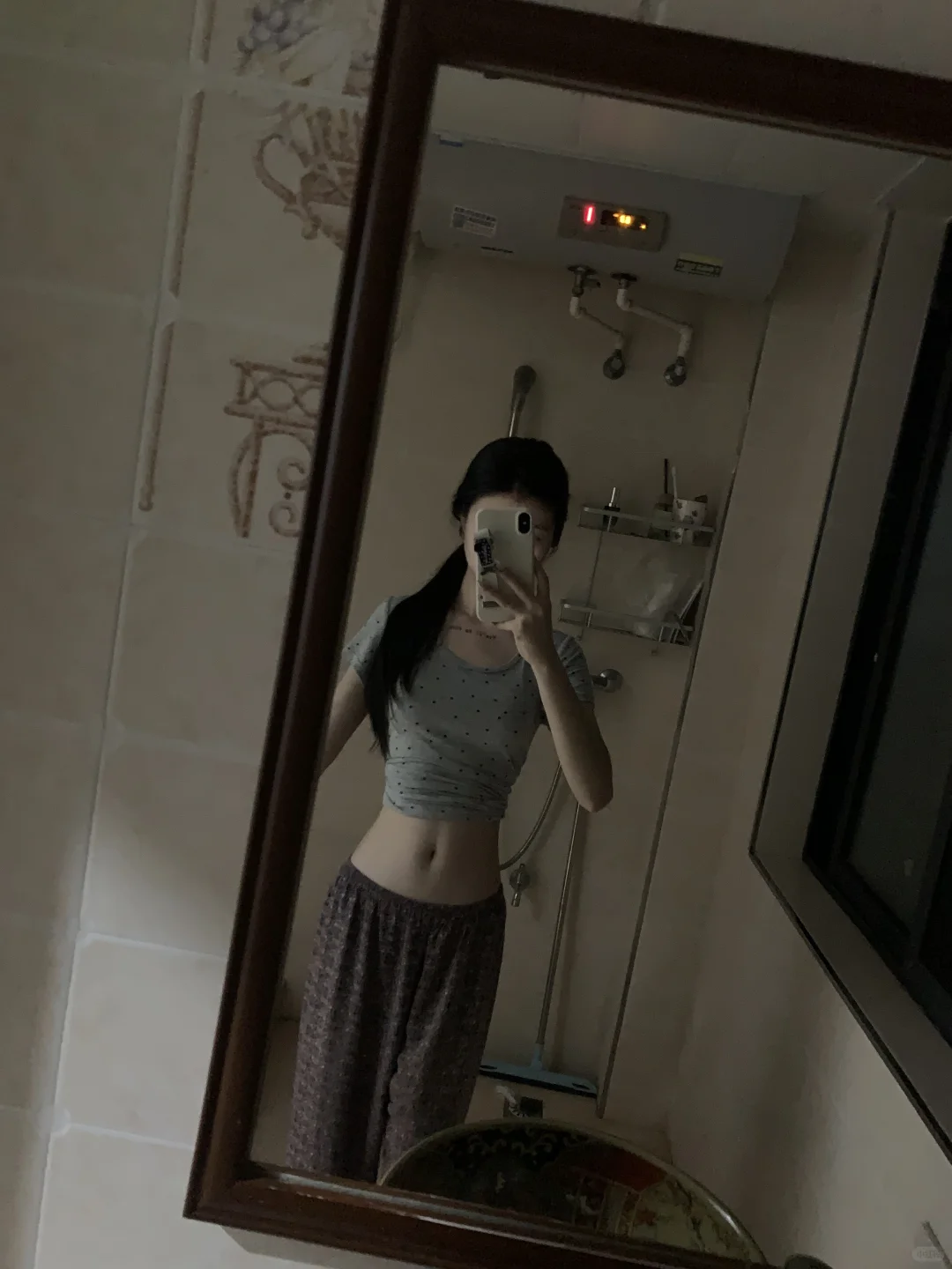 晚上吃饱后的肚子