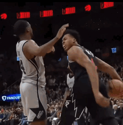 巴恩斯怒吼“小狐狸”：力量不行，还死不传！
福克斯在一次突破中踉踉跄跄，结果球暴