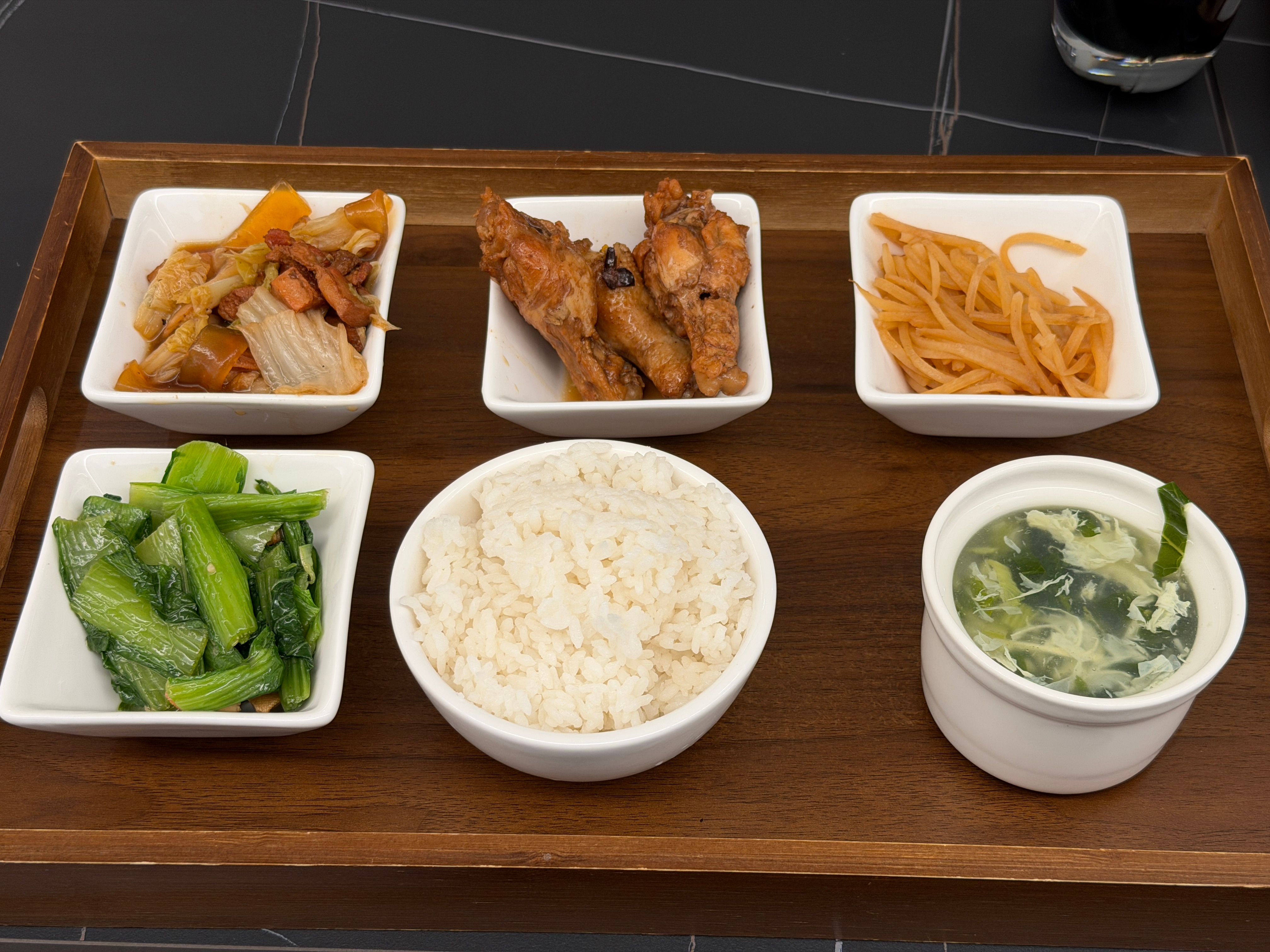 鸿蒙大饭店今日菜系又想起了我去宝马4S店保养吃饭花钱这件事儿了… 
