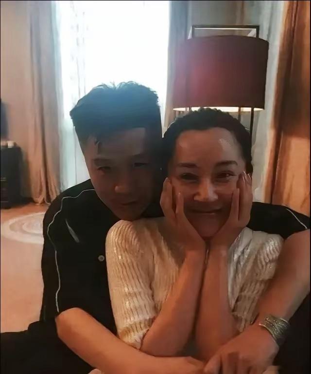 许晴和同学聚会时的照片 