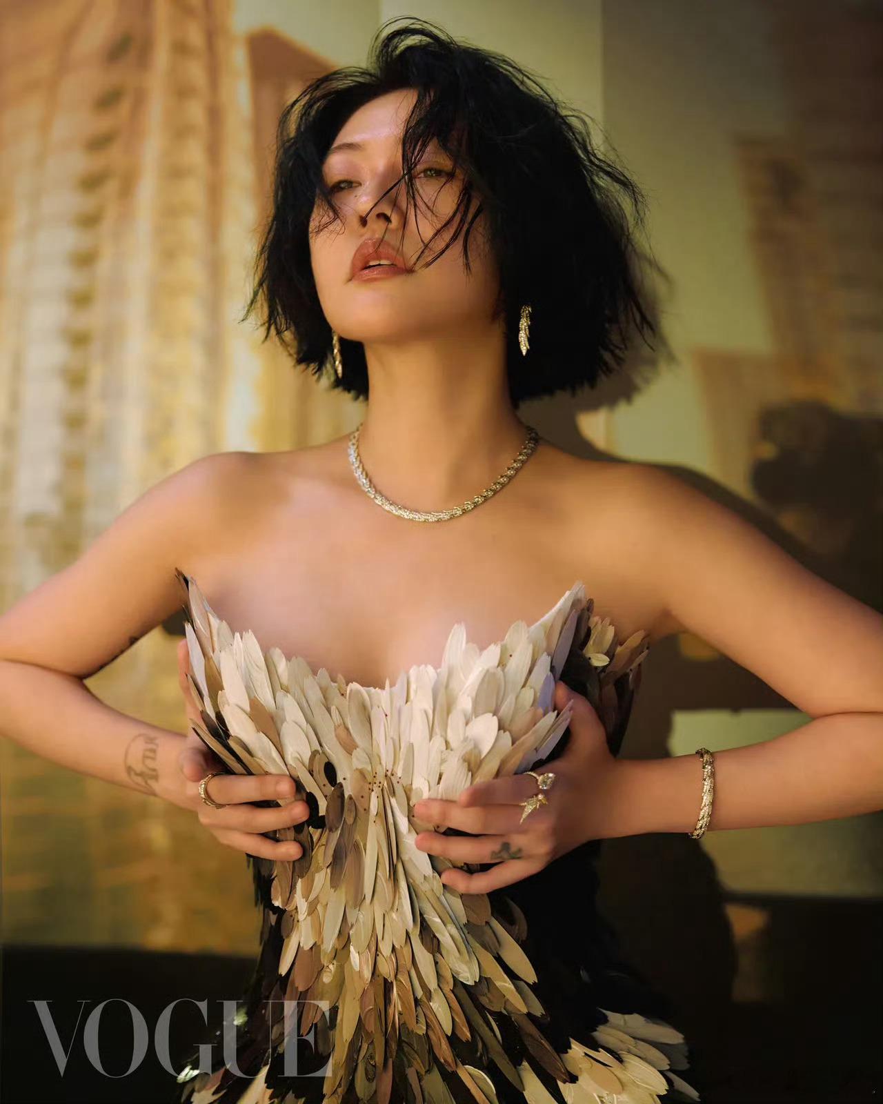 徐熙娣 Vogue Taiwan九月刊先邮寄一份给舒淇，再林志玲看了在家跺脚。完