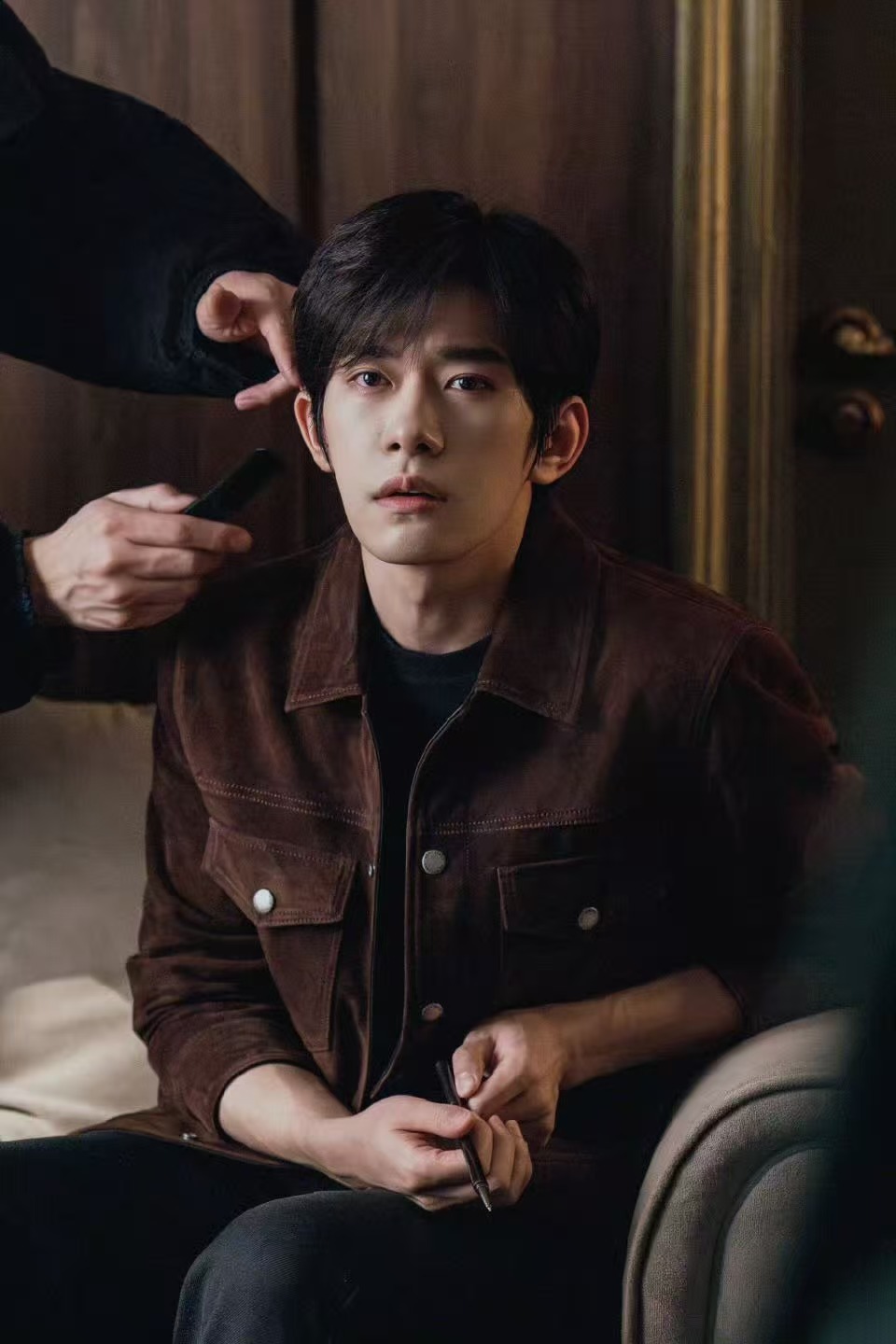 易烊千玺闭眸侧颜易烊千玺一日vlog易烊千玺一日vlog，好帅呀，