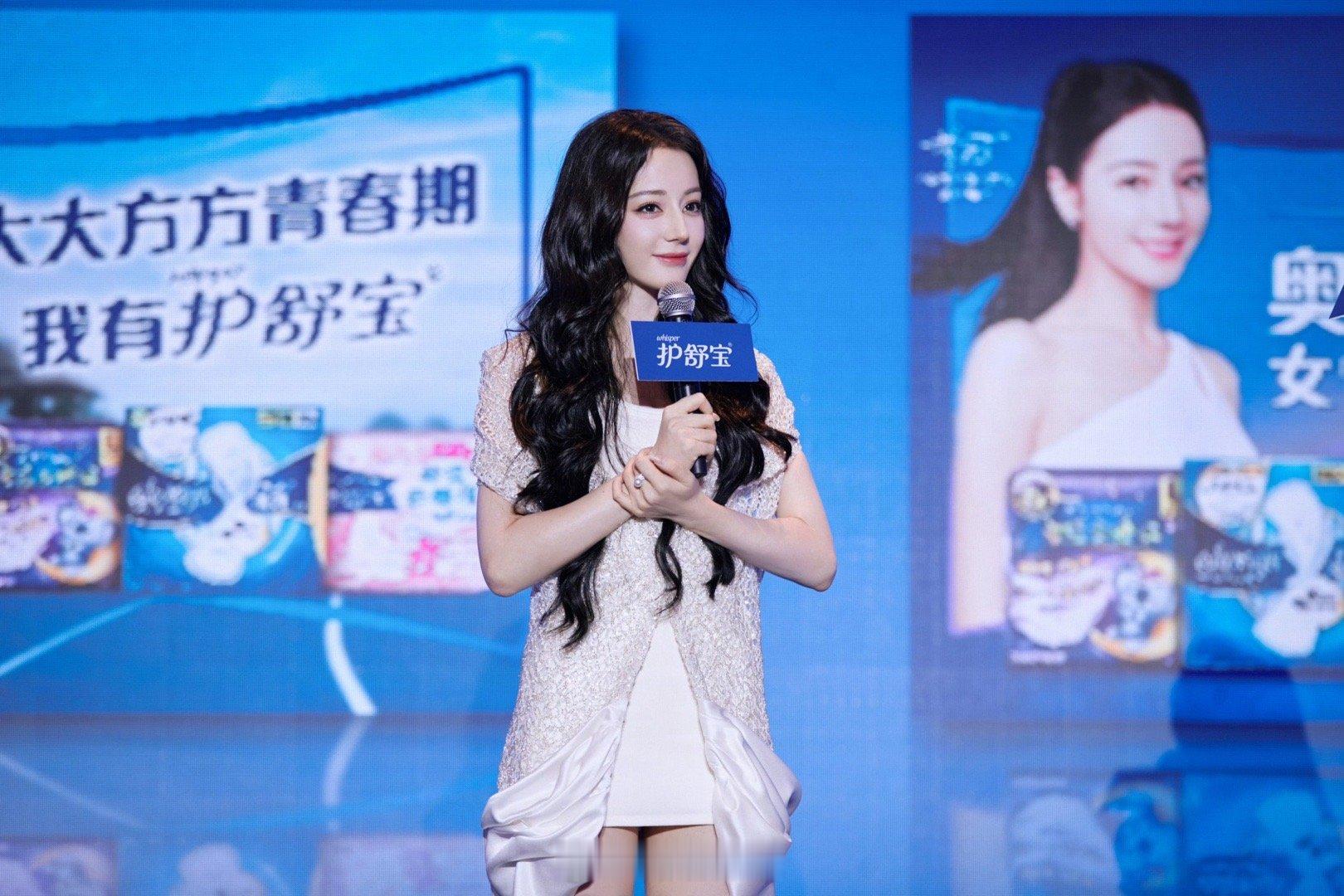 迪丽热巴巨美足弓