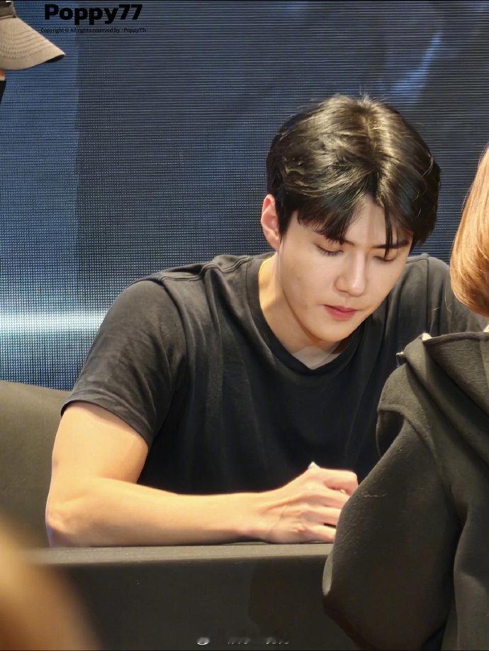 吴世勋上海签售生图 好帅啊！生图直出的颜值太能打了，冷白皮配精致五官，怼脸拍都毫